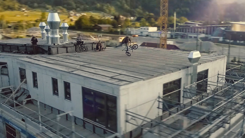 Markus Schwital hat für eine Flatlandsession auf dem Dach des Rohbaus der neuen moun10 Jugendherberge in Garmisch-Partenkirchen vorbeigeschaut.