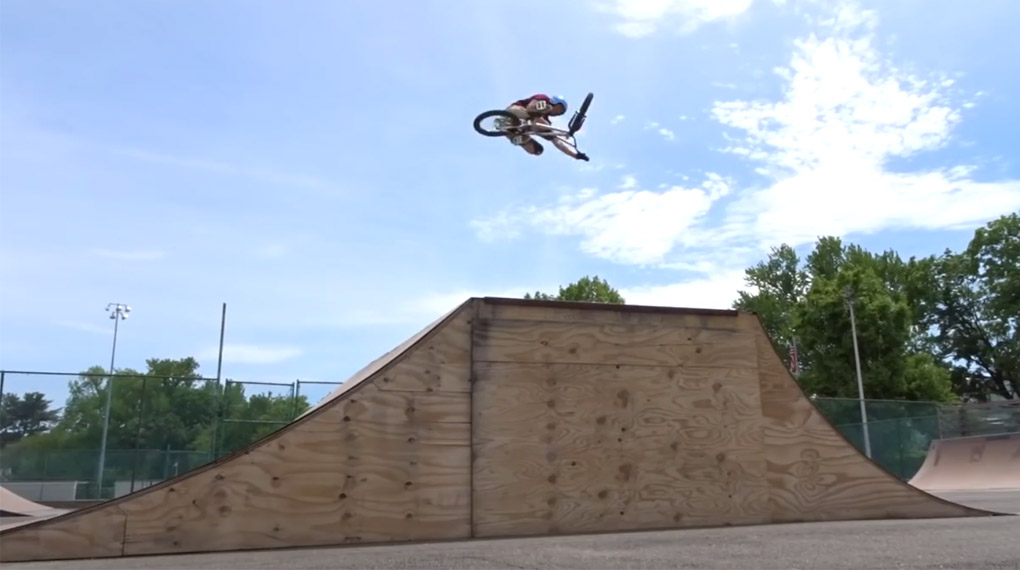 The Blue Falcon aka Brian Foster ist zwar mittlerweile im Spätherbst seiner BMX-Karriere angekommen, aber auch mit über 40 geht er noch immer gut ab.