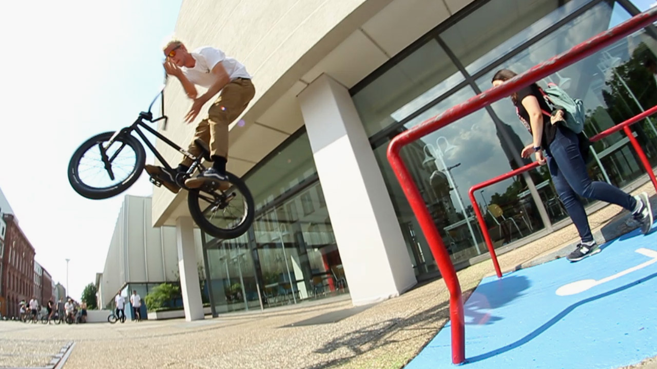 Die Ciao Crew und ihre Homies haben es sich auf dem "Fake News"-Jam ziemlich bös