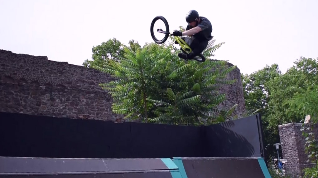 Finn Maurer zeigt in diesem Video ein paar richtige gute Manöver im Skatepark an der Darmstädter Stadtmauer, allen voran natürlich der Ender.