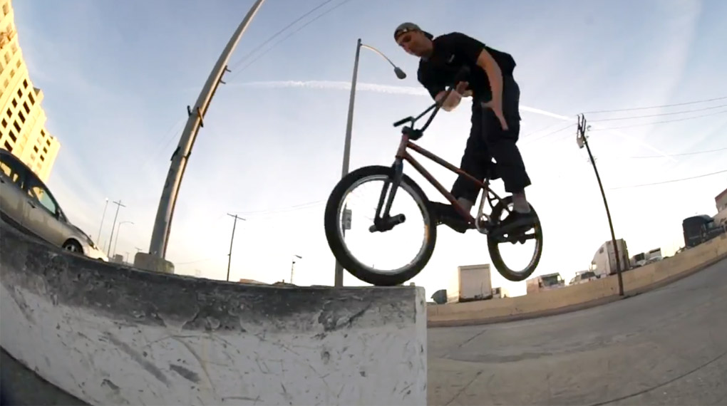 Swagtime an der Westcoast! Miguel Smajli haut für den kunstform BMX Shop einige technische Leckerbissen auf den Straßen von Kalifornien raus.