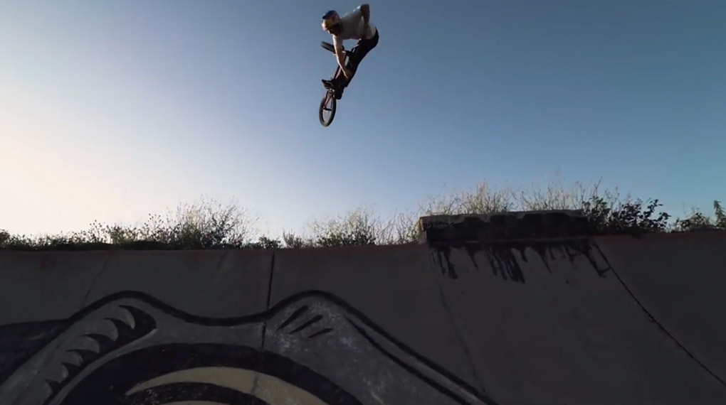 Sem Kok hat seinen Flybikes-Teamkollegen Sergio Layos in Madrid besucht, der es sich nicht nehmen ließ, seinem Gast einige spitzenmäßige Spots zu zeigen.