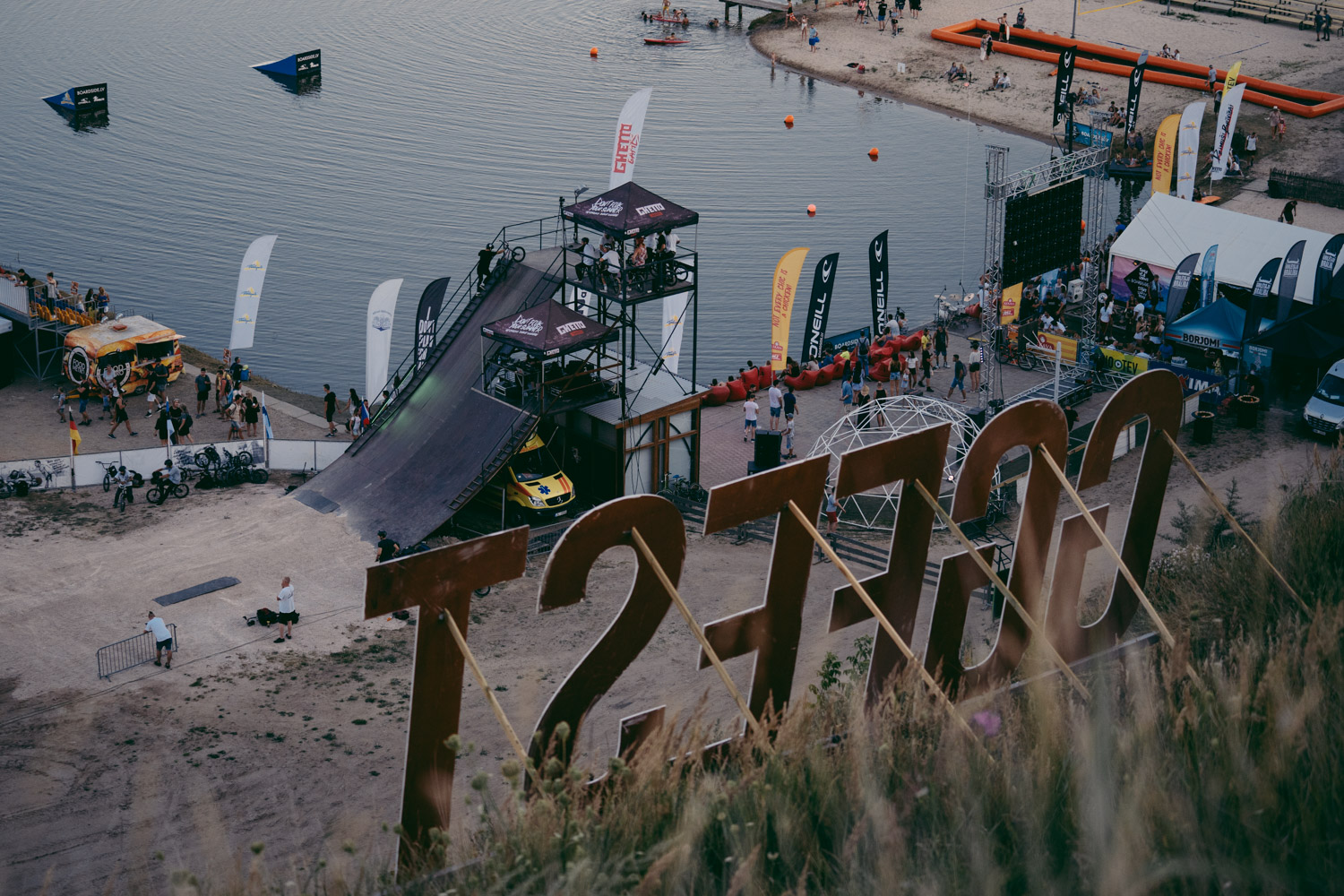 Hinter dem massiven Rollin für das Dirtevent sieht man die Wakeboardfläche, die zuvor von der Splish, Splash, Wasserspaß Elite feinstens bedient wurde