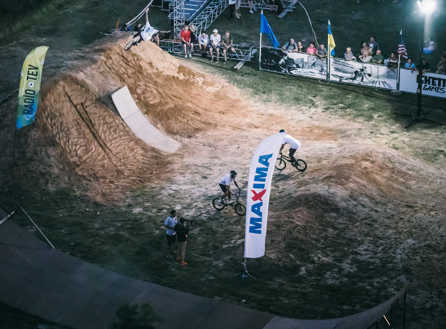 Der Fotobeweis: Obwohl die linke Landung des Quarter-to-Dirtbank-Obstacles einem Sandkasten ähnelte, war es durchaus möglich, mit etwas Glück dort Tricks auszufahren