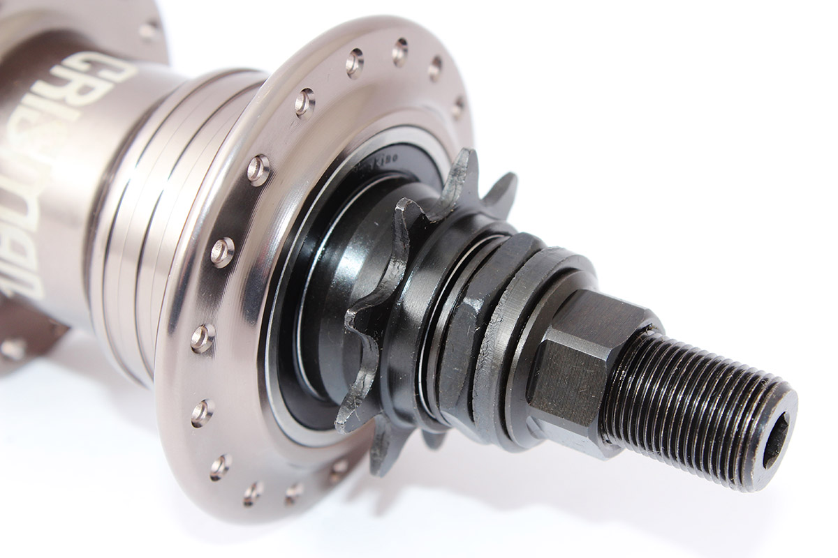 Dank seiner durchgehenden und gehärteten 14-mm-Achse aus Chromoly ist der Crisman Freecoaster besonders robust