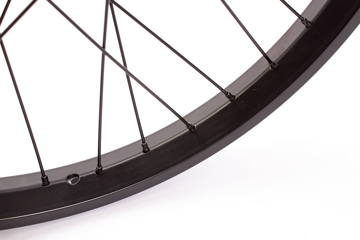 400 g gehen dabei auf das Konto der KHE BIG400, die aus schwarz eloxiertem Aluminium gefertigt ist