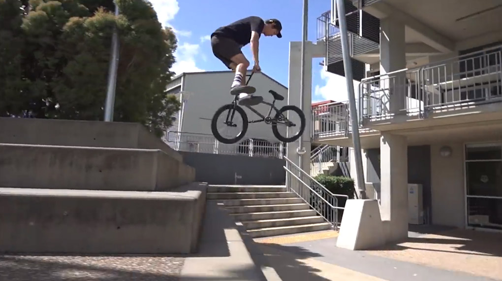 Nach einer halben Ewigkeit ohne audio-visuelles Lebenszeichen von Brock Olive, meldet sich der Kink-Fahrer mit einem Webedit voller Banger zurück.