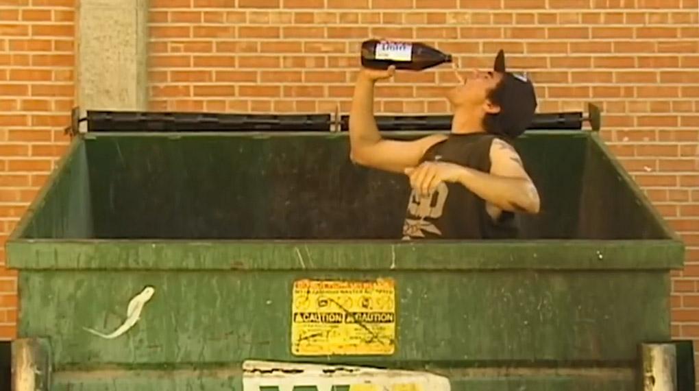 In diesem Video für seinen Grime-Signaturelenker von BSD knöpft sich Denim Cox ein paar ekelhafte Spots vor, aber noch ekelhafter ist definitiv das Intro.