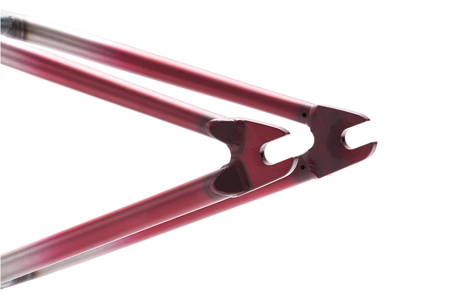 Die Ausfallenden des Fiend BMX Garrett Frame im Augie Simoncini Colorway haben integrierte Kettenspanner