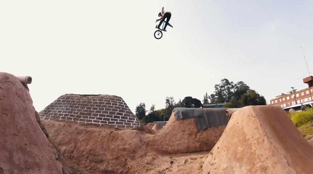 Leandro Moreira ist einer der besten BMX-Dirtjumper der Welt. In diesem Video dreht er an seinem Localspot, den Caracas Trails in São Paulo, komplett frei.