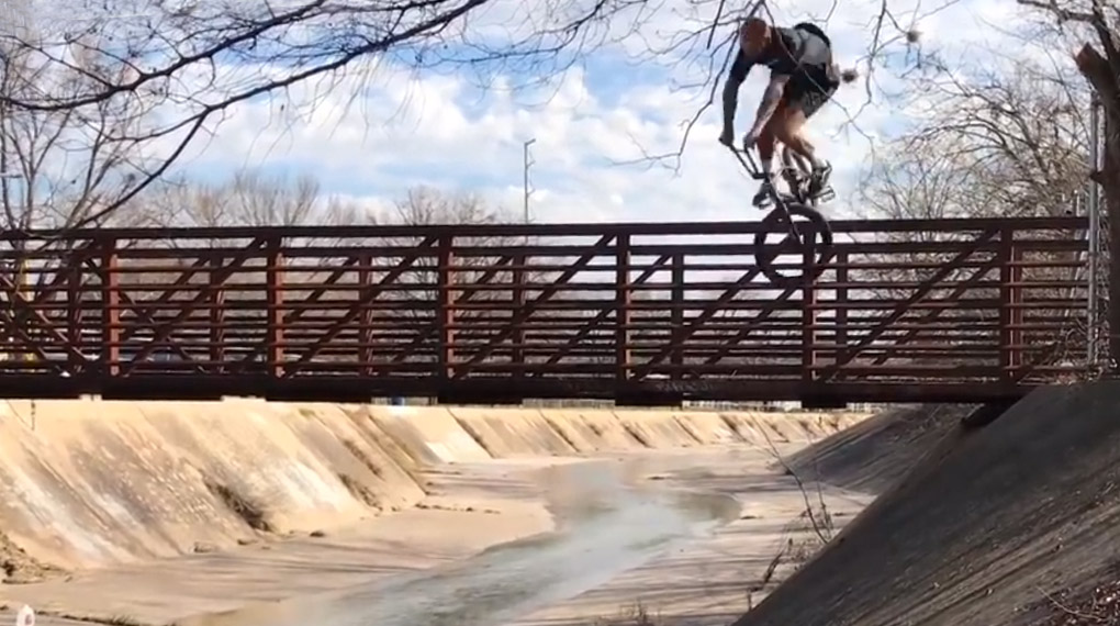 Wie macht der das?! Mike Hoder ist während der Dreharbeiten zur "Hotdogs Who Can