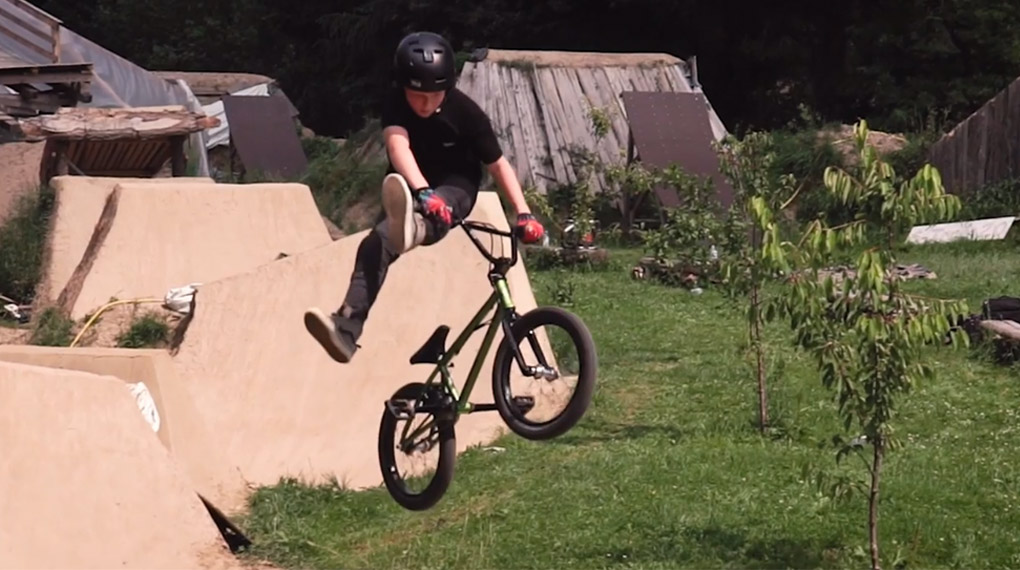 Mit gerade einmal 11 Jahren ist Moritz Kuhn der jüngste Fahrer im Team des kunstform BMX Shops. In diesem Video zeigt das Nachwuchstalent, was er drauf hat.