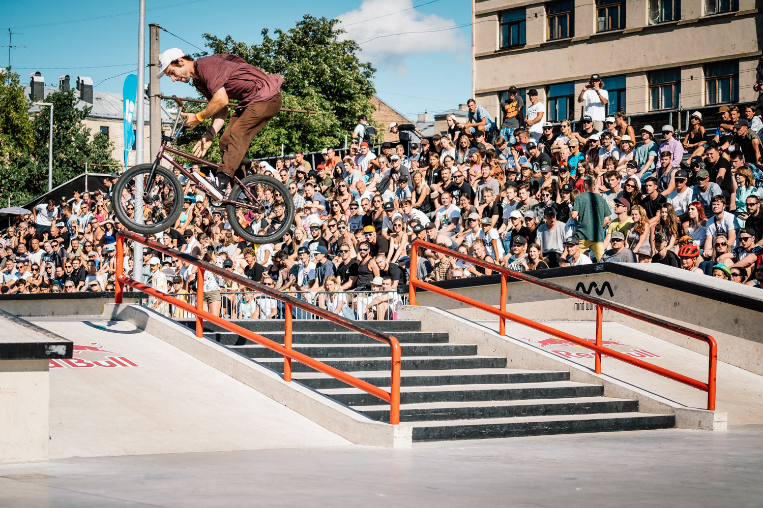 Anthony Perrin, 180 Barspin über das Rail auf der Simple Session 2019 in Riga