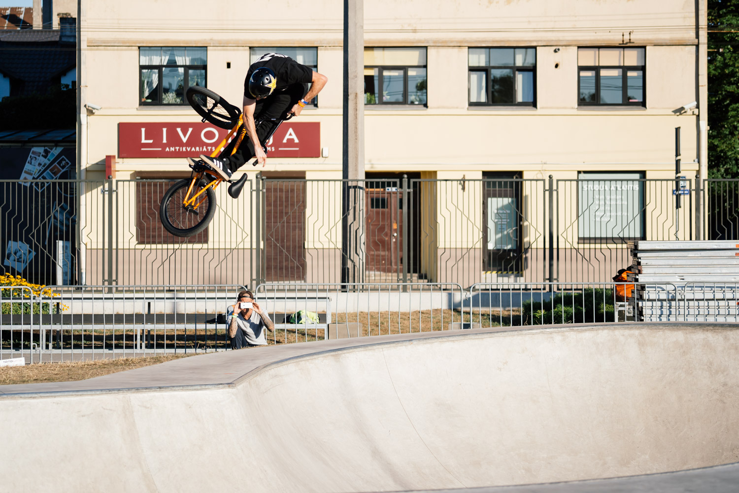 Während der Rest der Bagage damit beschäftigt ist, kniehohe Blöcke zu bespringen, weiß Chris Doyle (der extra angereist war, um den Livestream zu moderieren) noch wofür die Buchstaben BMX stehen, klickt Bilderbuchlookdowns im Bowl und wird damit zum meistfotografierten Menschen des Wochenendes