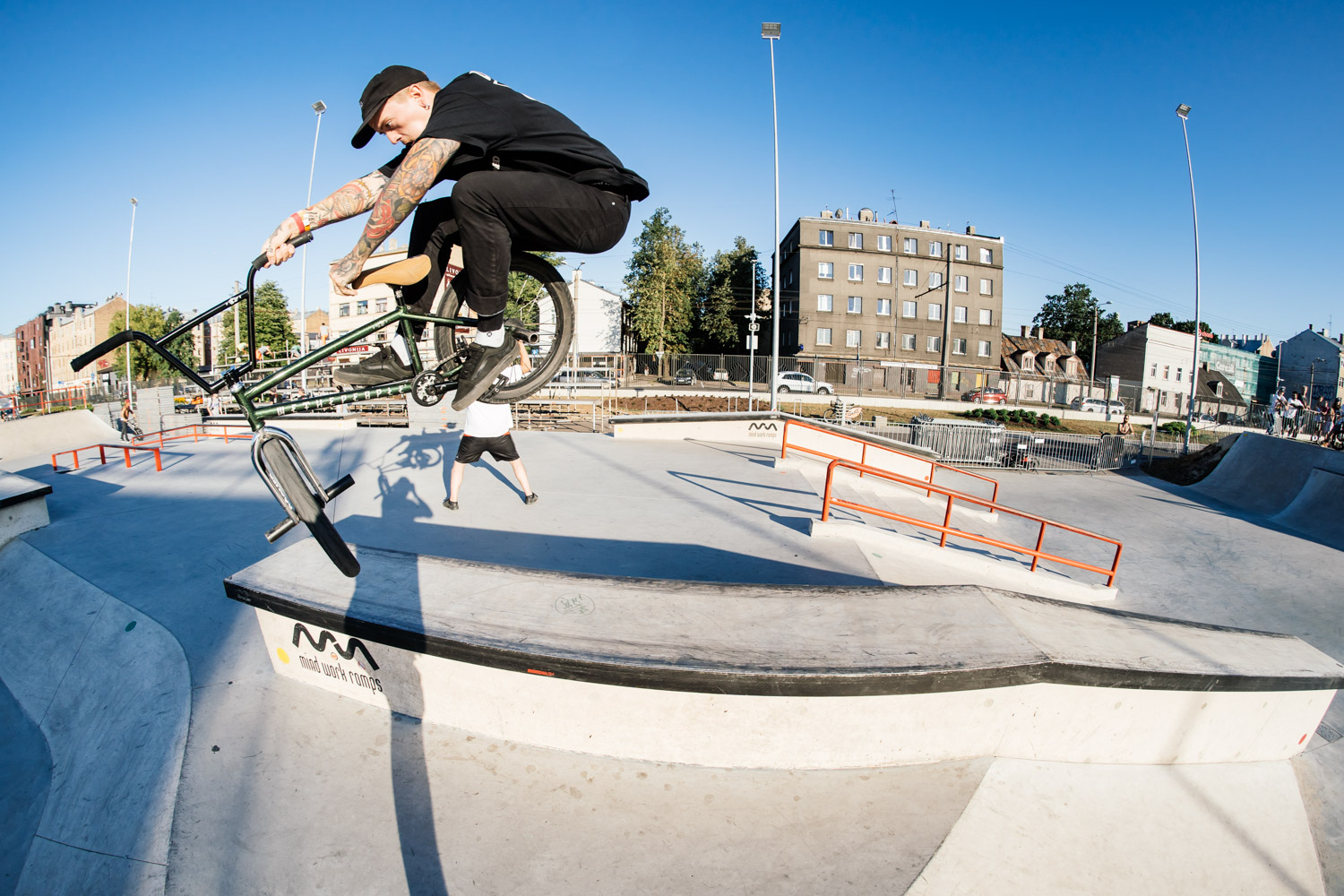 Felix Prangenbergs zerstörte sich leider eine Woche vor der Simple Summer Session bei dem GGFest in Ventspils die Ferse bei einem Halfcabwhip und konnte abseits der nächtlichen Aktivitäten nur kurzzeitig auf dem Rad Gas geben: Gap T-Bog von rechts nach links über die Ledge