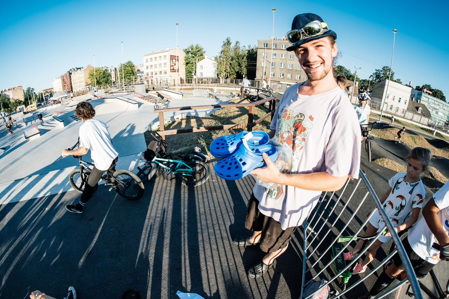 Greg Layden gewann definitiv den Partyaward des Wochenendes. Neben der Erfindung alternativer Konsumformen und dem Aufspüren des Sommerhits 2018, blieb er unter anderem durch seine Schuhwahl allen Anwesenden im Gedächtnis. Crocs all day, Baby! Sogar während seiner Runs hatte er die Dinger an