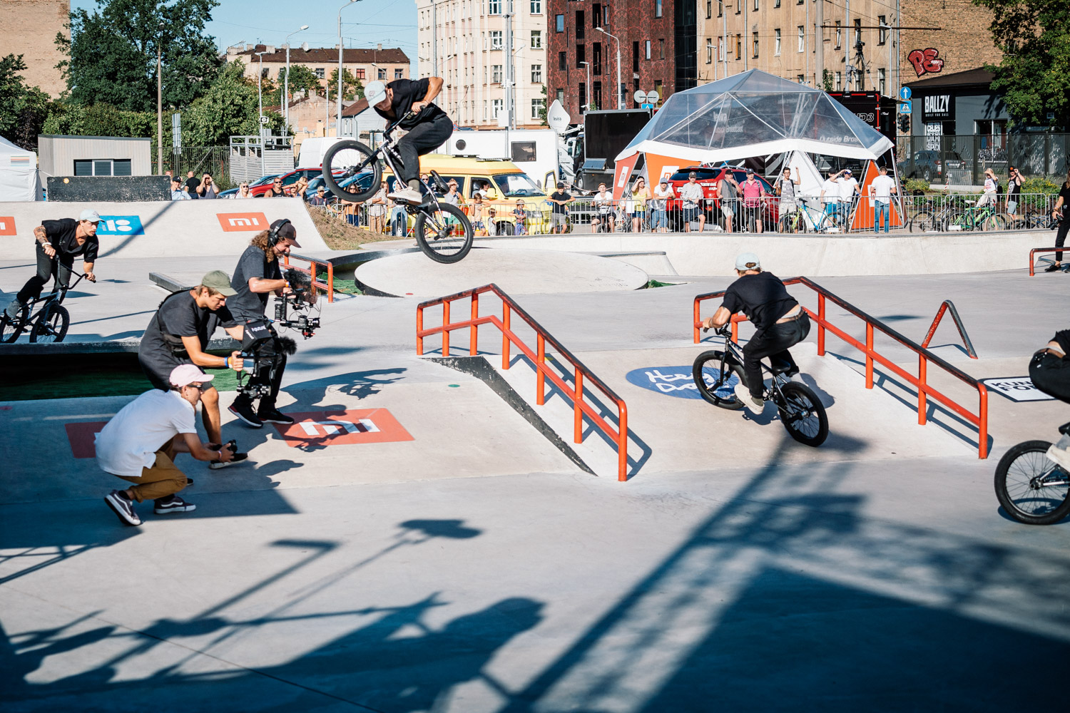 Nathan Williams macht Alley-Oops übers A-Frame Rail