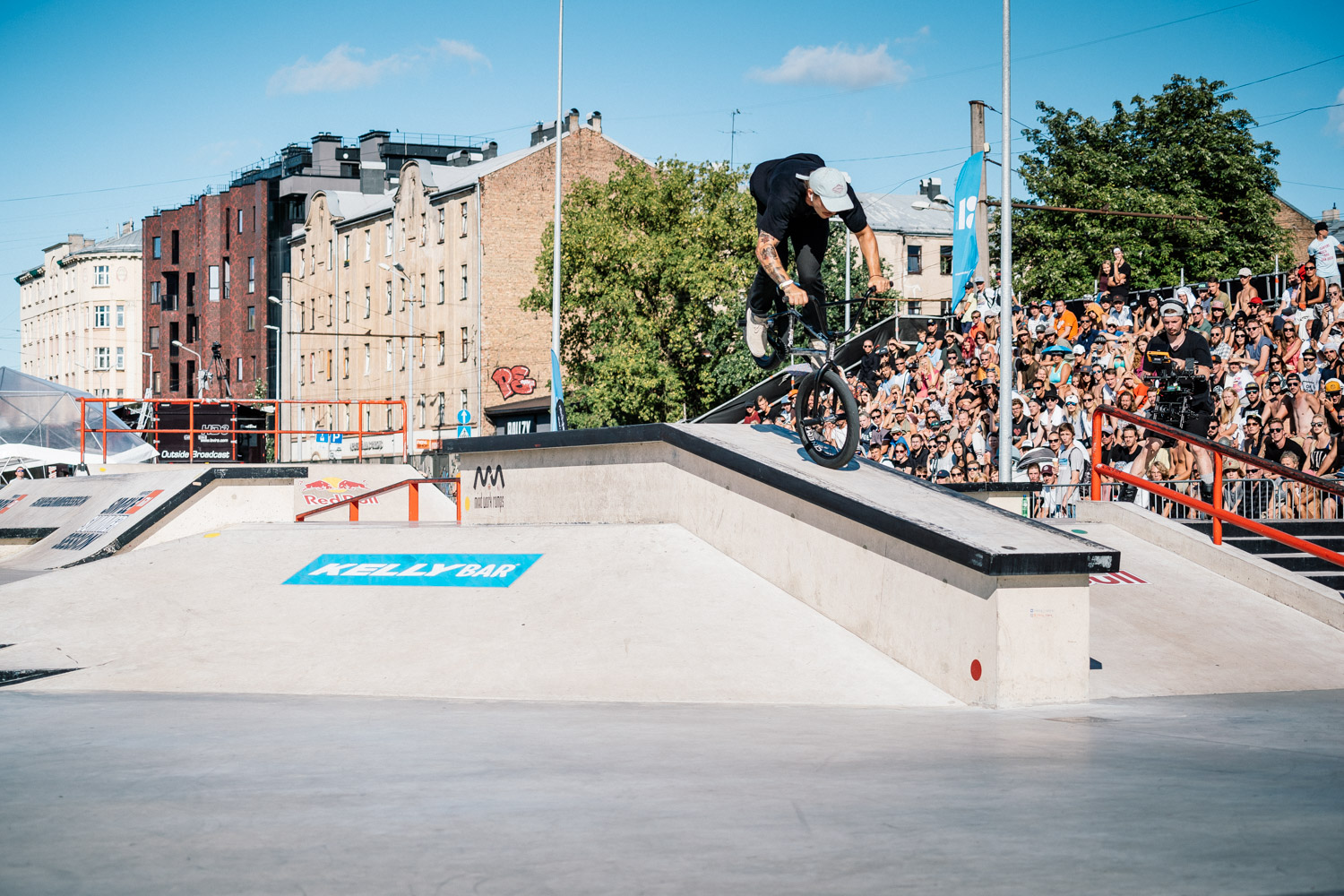 Näjsn Wiljms mit einem gezielten Sturzflug von der Bank auf die Ledge