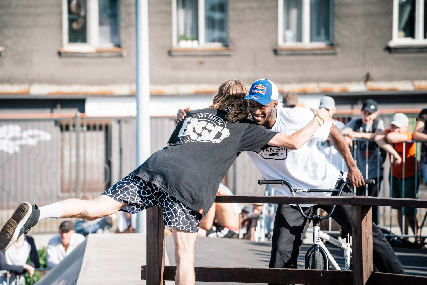 Da Courage Adams zwar die besten Lines des Wochenendes fuhr, man diese allerdings nicht fotografieren kann, bleibt euch nur dieses Bild der Freude, die er bei den anwesenden Fahrern auslöste