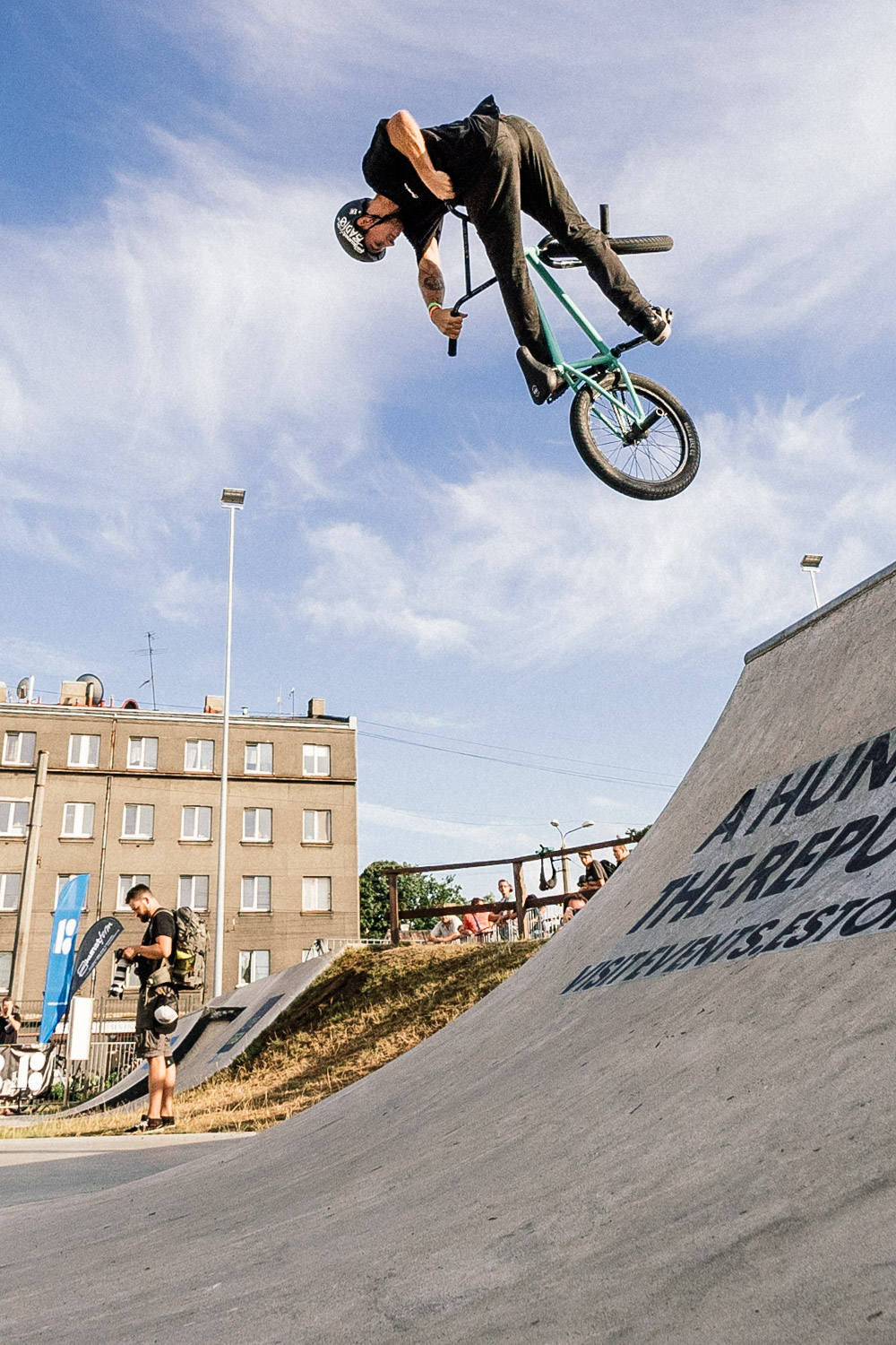 Robin Kachfi war glücklich, das Event nicht gleichzeitig Filmen und an ihm teilnehmen zu müssen. Seine gewonnene Zeit nutzte er für geklickte Lookdowns über die Hip