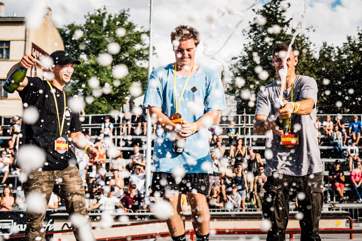 Zwischen Travis und Jiri quetschte sich noch Lokalmatador Kristaps Reimanis als Zweiter aufs Podium und durfte mit Schampus spritzen
