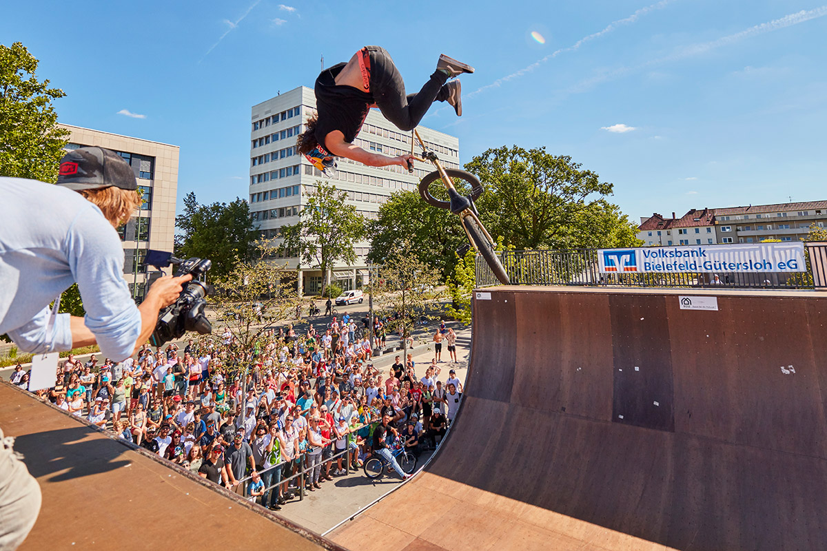Als wäre er noch immer auf den X Games: Kopfüberaction von Coco Zurita aus Chile