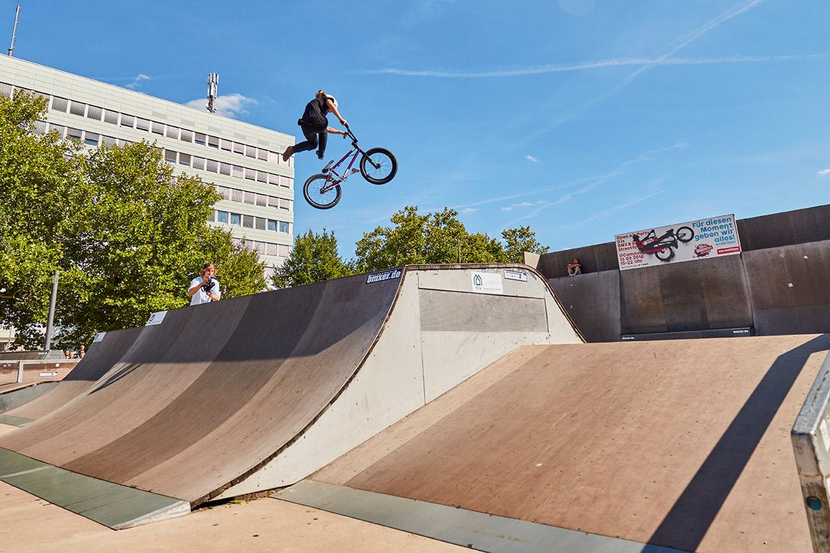 Lara Lessmann fuhr auf dem Bielefeld City Jam 2018 zum ersten Mal in der Proklasse mit, qualifizierte sich für's Finale und landetet letzten Endes auf Platz 11. Herzlichen Glückwunsch!