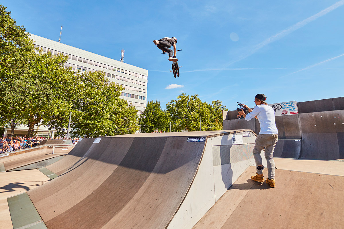Marcus Collum aus Oldenburg ist zwar erst 17 Jahre jung, knallt aber schon Indian Seatgrabs über jeden Sprung im Land