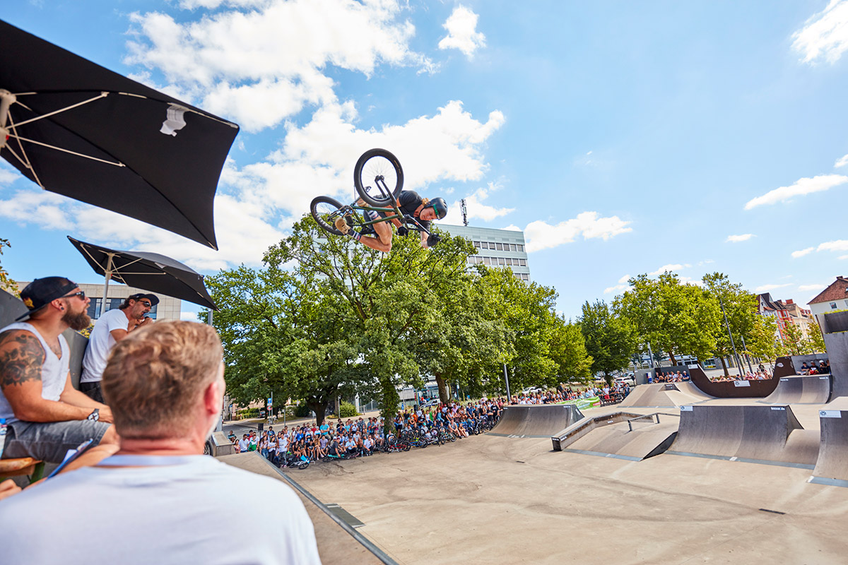 Michael Hanfler bei seiner Lieblingsbeschäftigung: Fliegen! An Michaels Homespot, den Motion Trails in Bremen, findet am 11. August übrigens ein Jam statt. Be there!