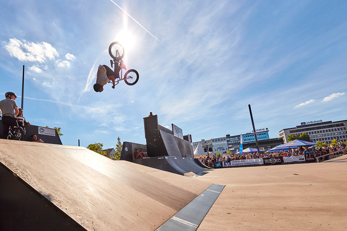 Flip über die Hip von dem Gewinner der Pro-Parkklasse auf dem Bielefeld City Jam 2018: Tobias Freigang