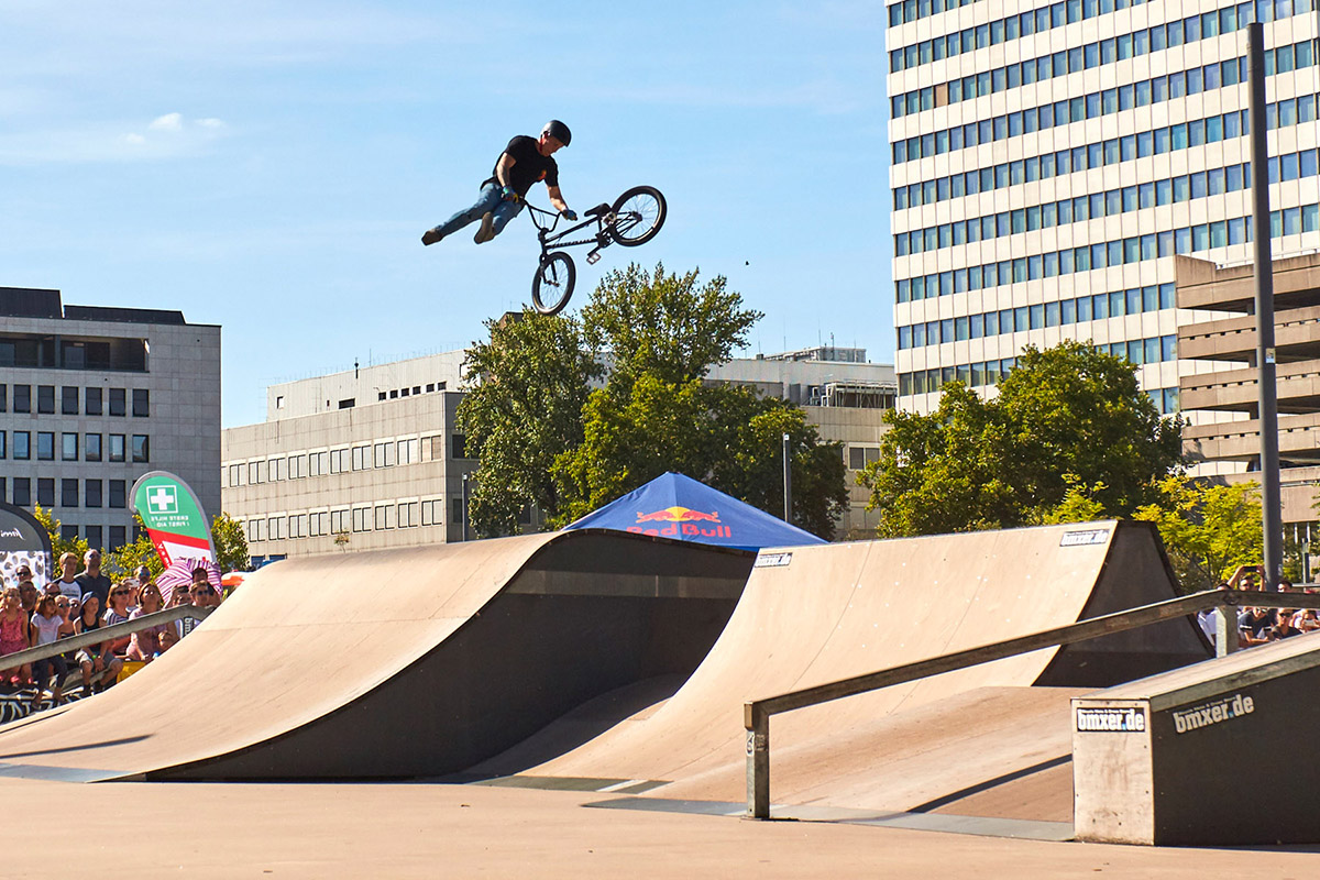 Wie wir Evan Brandes kennen, hat er an diesen 360 Tailwhip noch einen Barspin drangehangen