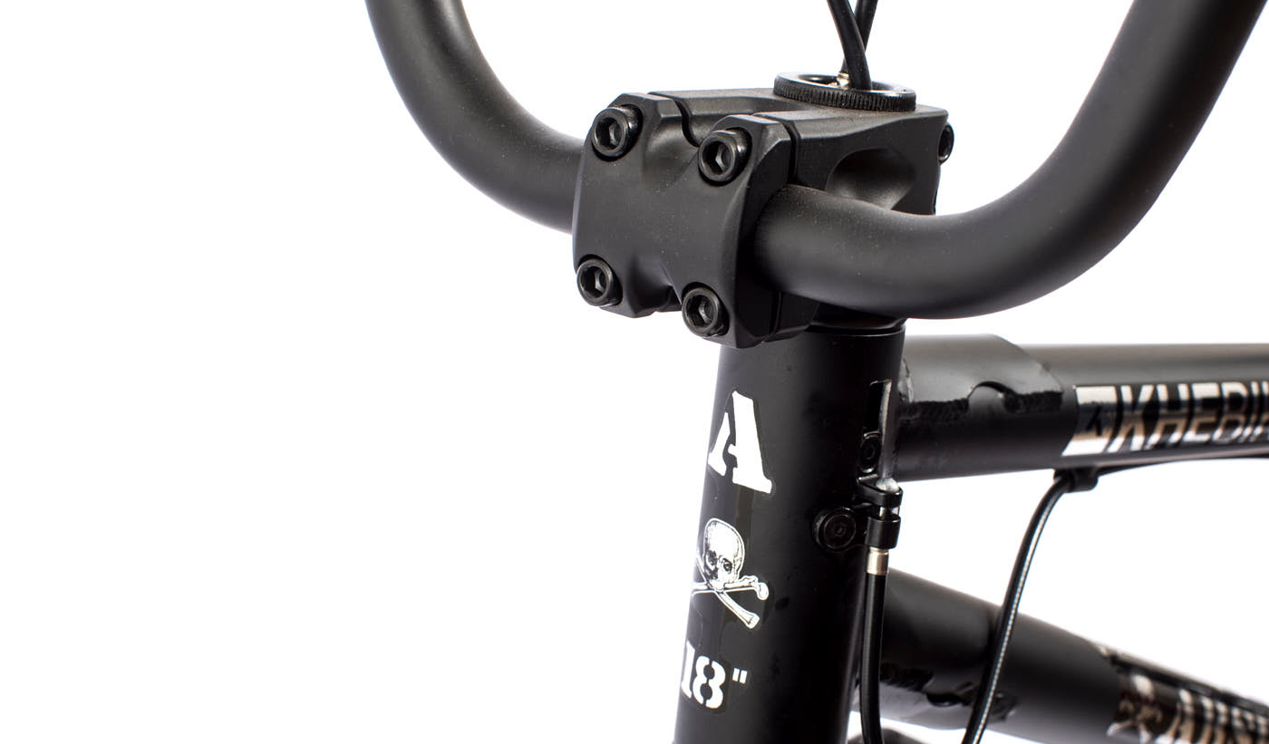 Zu seinen Highlights zählen neben dem Affix-Rotorsystem, das komplett im Steuerkopfrohr verschwindet, …