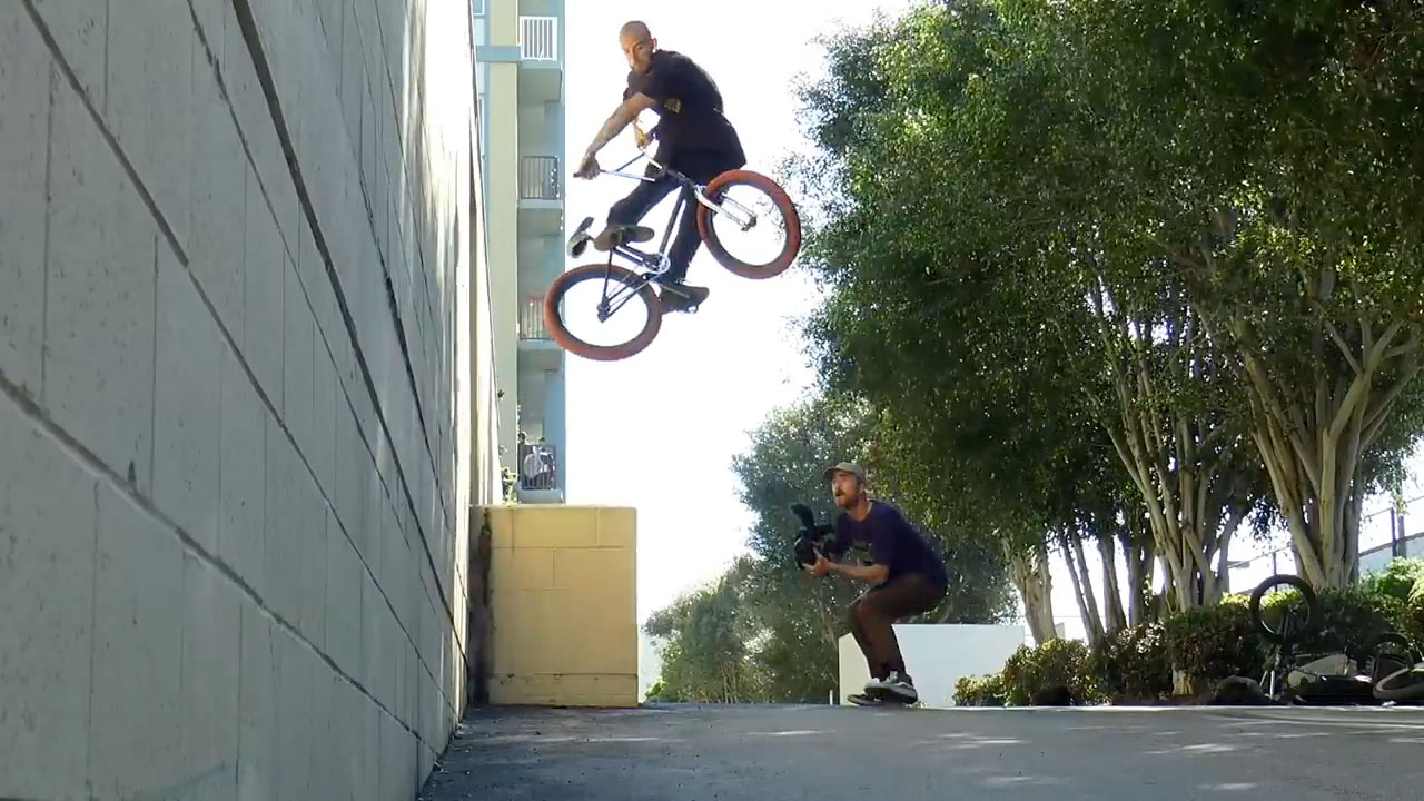 Eric Lichtenberger, der Gott der peglosen Fahrradästhetik, schenkt uns endlich einen neuen Videopart, also massiert den Play-Button.