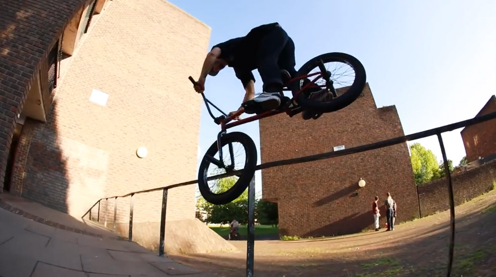 Ollie Shields hat von der Cult Crew seinen eigenen Colorway des DAK-Rahmens spendiert und geht damit auf den Straßen Londons ordentlich steil.