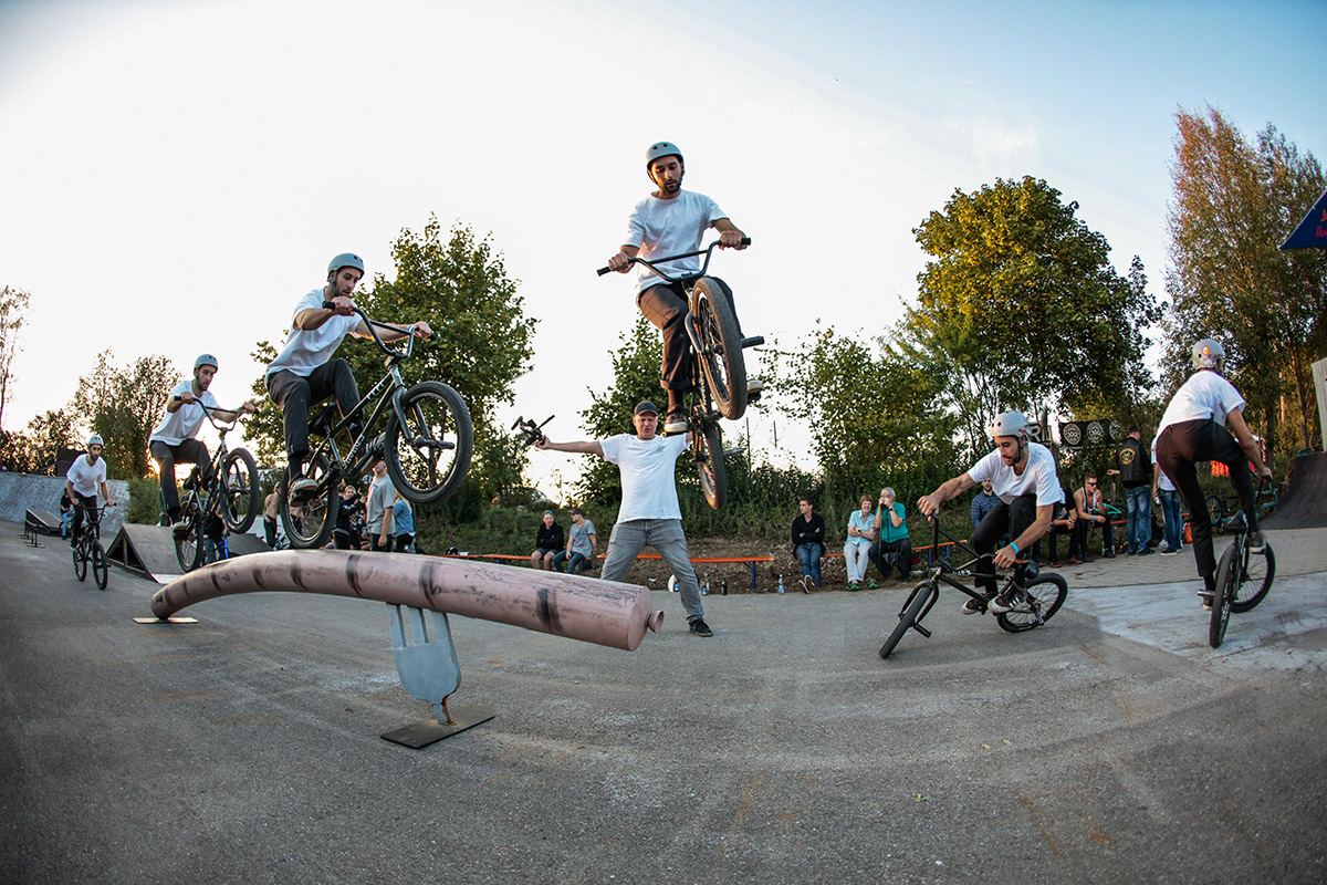 Der Hahn muss laufen! Während Adrian Kölz sich mit diesem Manual to 180 an der Wurst den 3. Platz beim Best-Trick-Contest sicherte, machte sich raffgierige Producer-Dude im Hintergrund zum Horst. BTW: Adrians Frühsport-Edit V2 dropping soon!