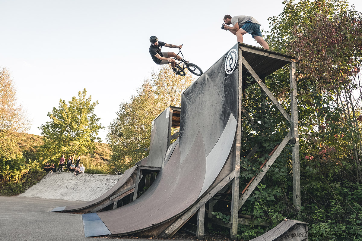 Dafür, dass Andi Wohnig eigentlich nicht mitfahren wollte, hat er es sich dann ordentlich gegeben. Ein Versuch dieses Nosebonks an der Vertwall ging fast ins Auge, aber Ende musste sich das wahrscheinlich garstigste Obstacle im Skatepark Lohhof dann doch geschlagen geben