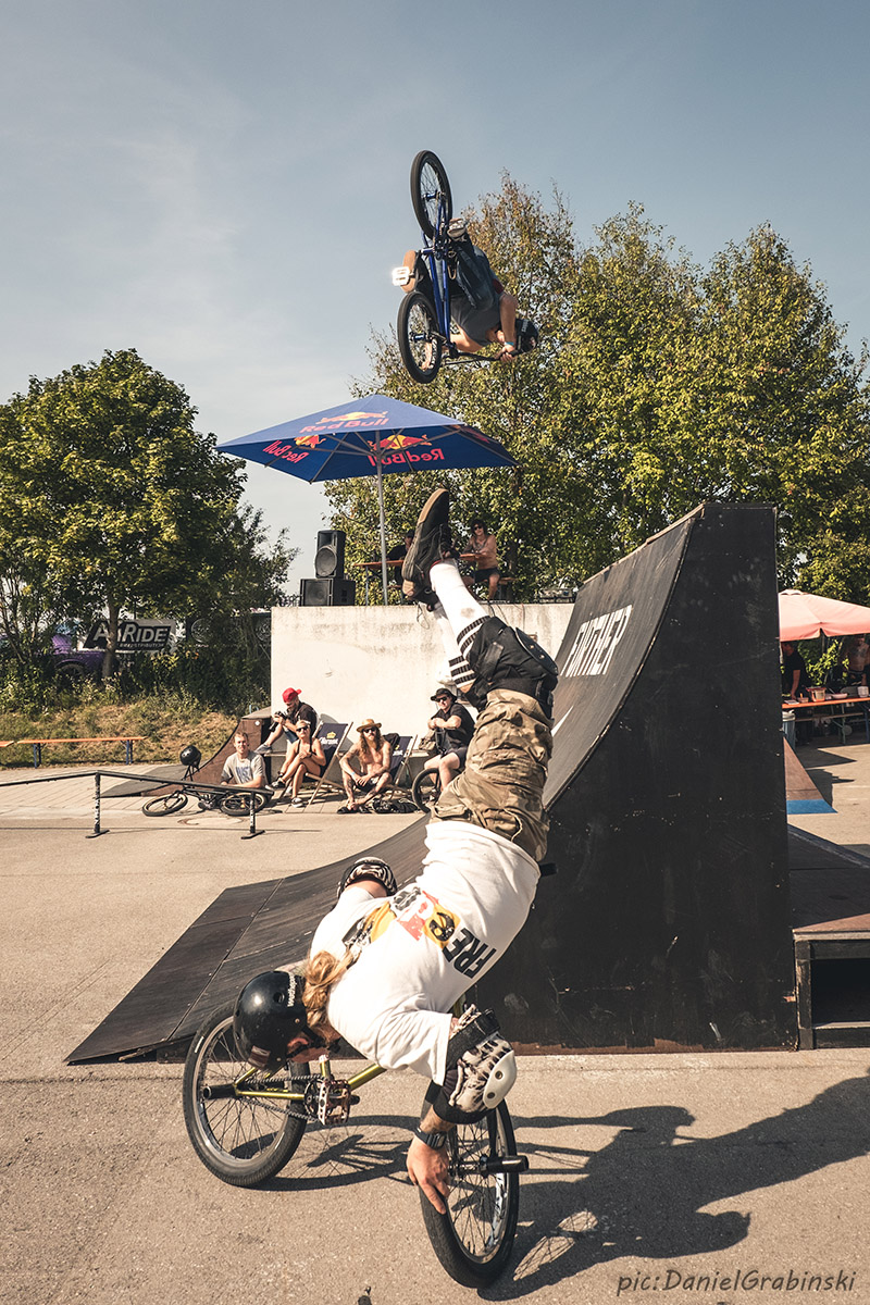 Gut 35 Jahre BMX-Geschichte von Jonas Lindermair (oben) und Axel Reichertz (unten) in einem Foto zusammengefasst