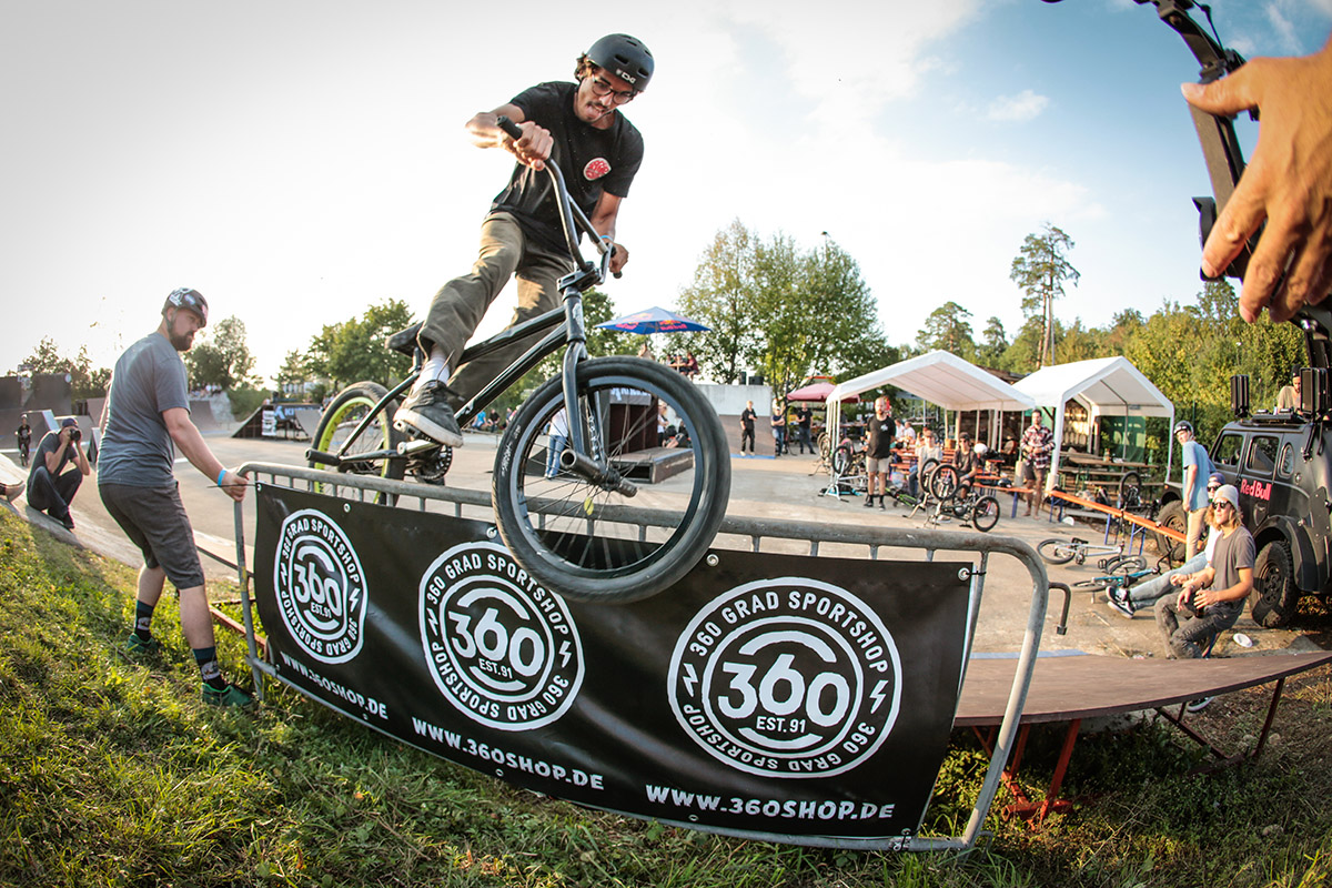 Christian Gattinger battelte lange mit diesem Fakie Crooks to Indian am wackligen Absperrgittersubrail, aber mit vereinten Kräften wurden Clip und Foto letztendlich dann doch eingetütet