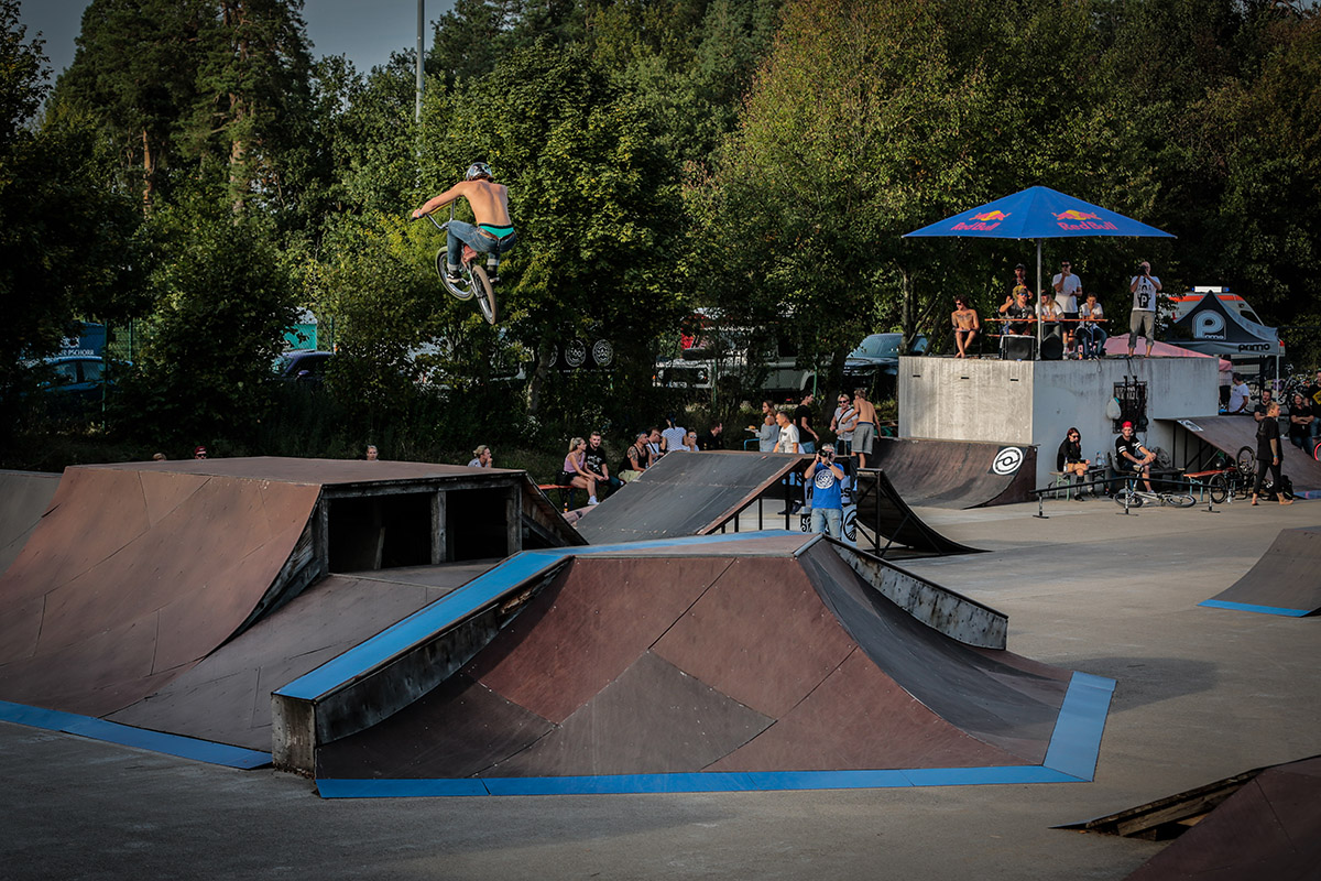 Konsty Rudobashta hat BMX verstanden! Tranfer von der Hip auf die Box to 360 ins Flat