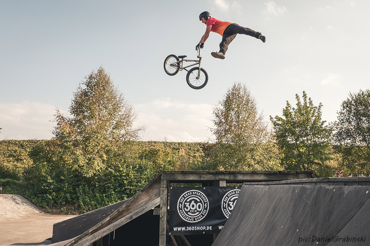 Auf dem Parcours zog Michi Rösler mit dicken Tricks wie diesem Superman Tailwhip Transfer aus der Spine in die Boxlandung die Aufmerksamkeit auf sich