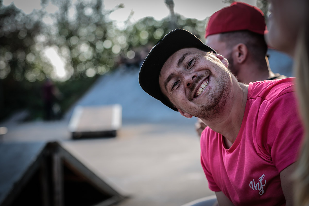 … und an der Seitenlinie wusste man Dank seiner farbenfrohen Oberbekleidung, wo der ehemalige Münchener und jetzige Wahlwiener immer steckt