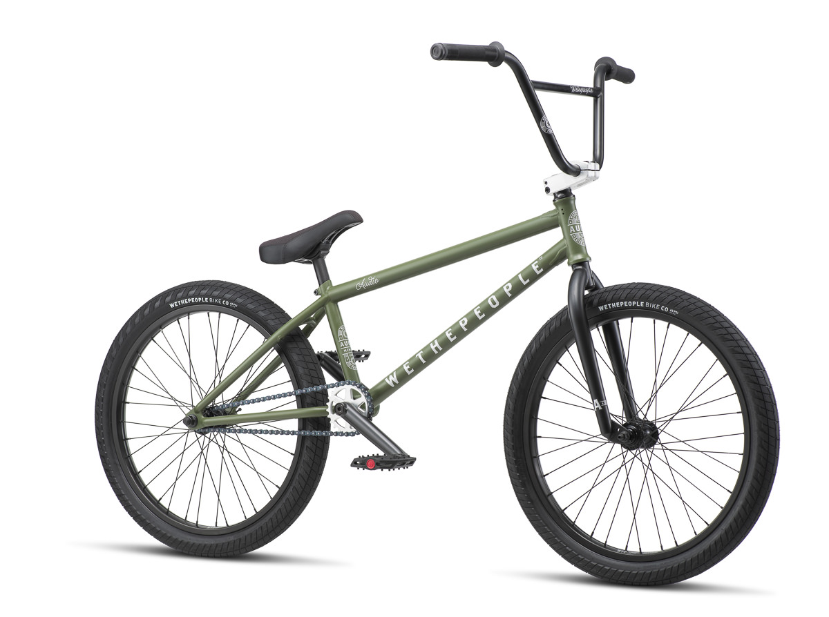 wethepeople hat auch in diesem Jahr wieder Kompletträder für die langen Lulatsche unter euch im Programm. Hier haben wir zum Beispiel das Audio mit seinen 22''-Laufrädern, das sich hervorragend zum Trailsfahren eignet