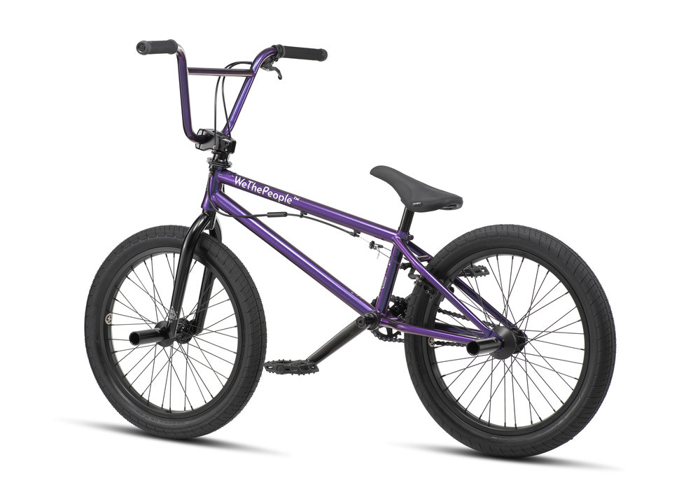 Das Versus ist die Parkmaschine von wethepeople, dementsprechend ist das Rad mit einem Rotor von SaltPlus, flachen éclat-Pedalen und Aluminumpegs von wethepeople ausgestattet