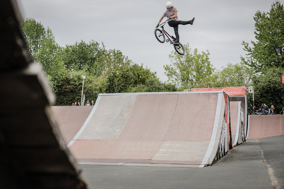 Lara Lessmann mit einem Bilderbuch-CanCan