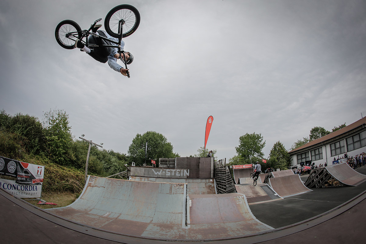 Was ist wohl wahrscheinlicher? Entweder hat Miguel Smajli von Sunday zu Tall Order gewechselt, oder er macht diesen Table Top Air auf einem geliehenen Rad