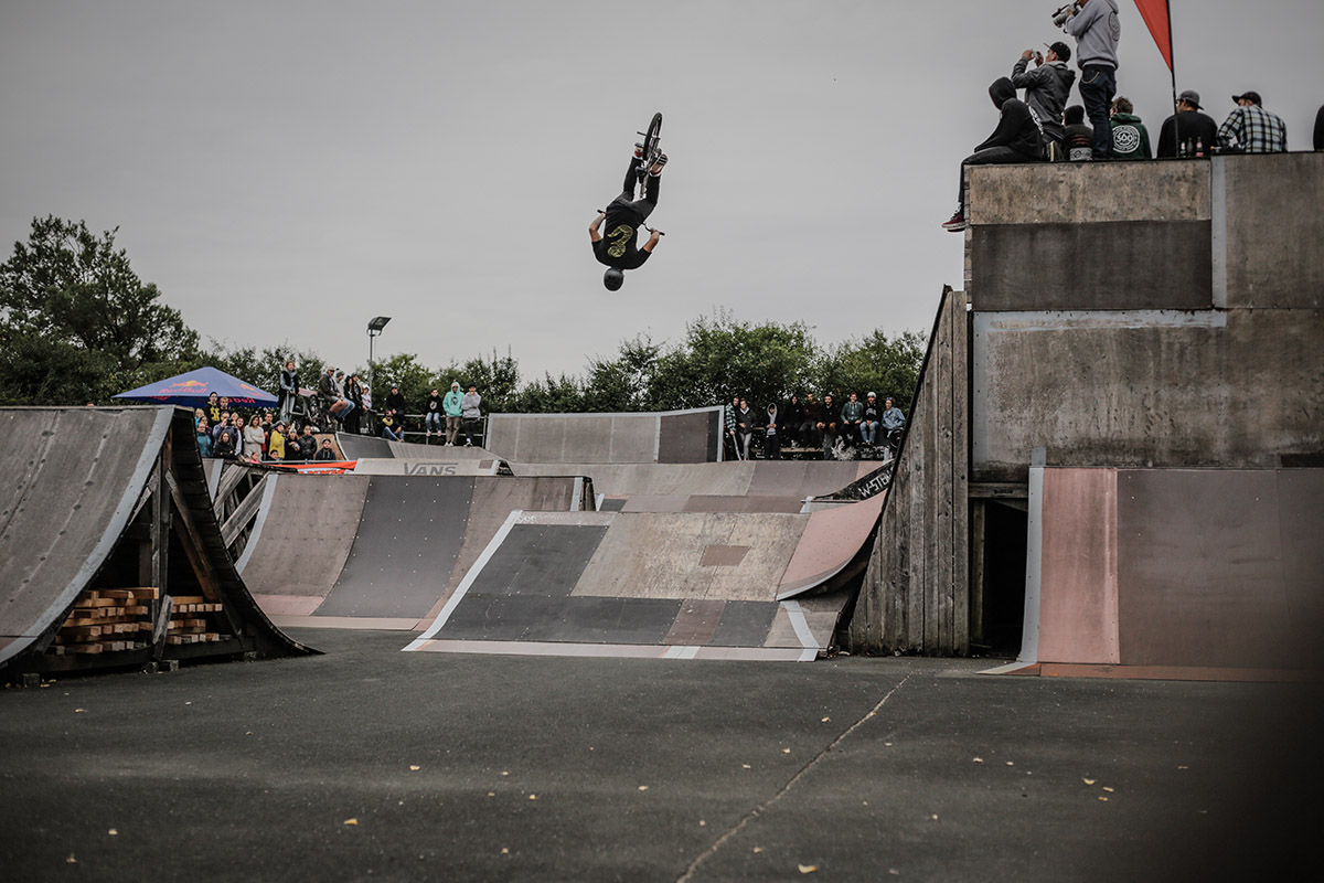 Tobias Freigang bei seiner Lieblingsbeschäftigung: Kopfüber in einem Transfer rumhängen, diesmal von der Spine in das Bank-Bank-Obstacle daneben