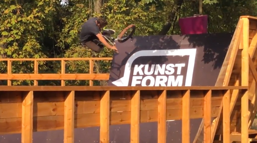 Die Homies von Ride With Friends haben im Mellowpark vorbeigeschaut, um die ersten fertiggestellten Rampen des neuen BMX-Superparks anzutesten.