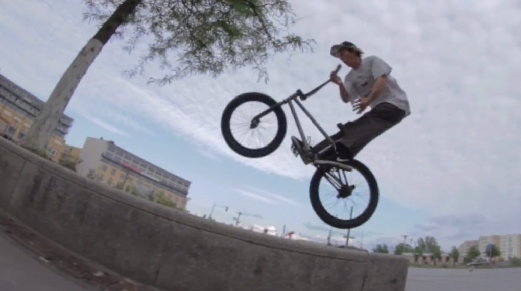 Hightech von der Kroatenconnection: Robert Tkalcec, Kristian Gergeta und Karlo Spica räumen im Auftrag von Ride With Friends auf den Straßen von Berlin auf.