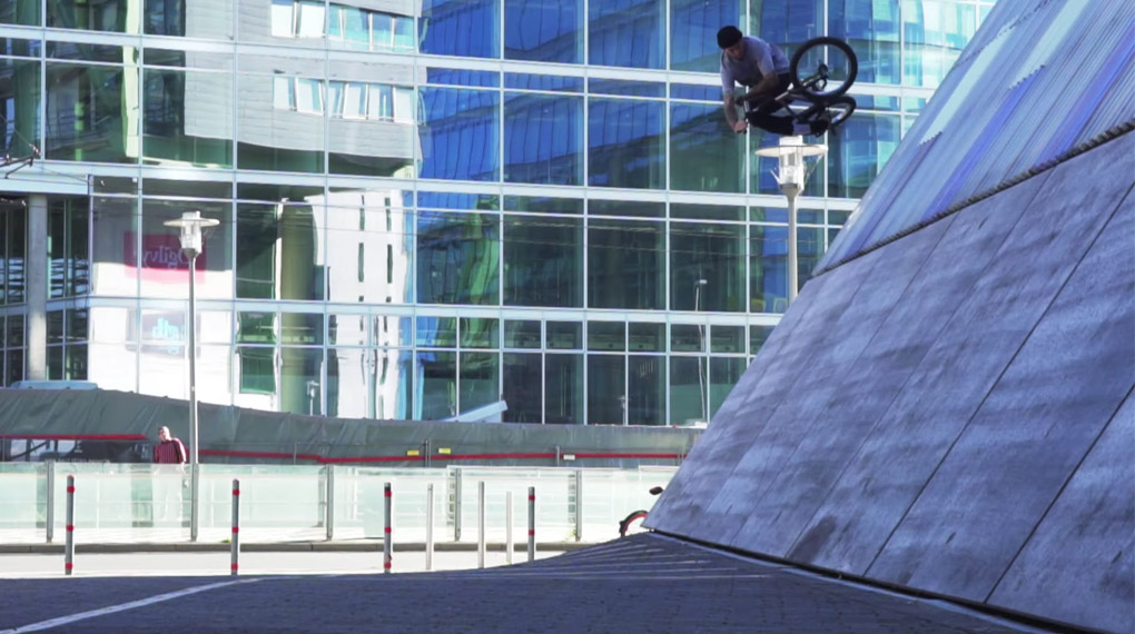 Hier ist das lang erwartete Video vom Deutschlandbesuch des Sunday-Bikes-Teams, in dem es vor Bangerclips nur so wimmelt.