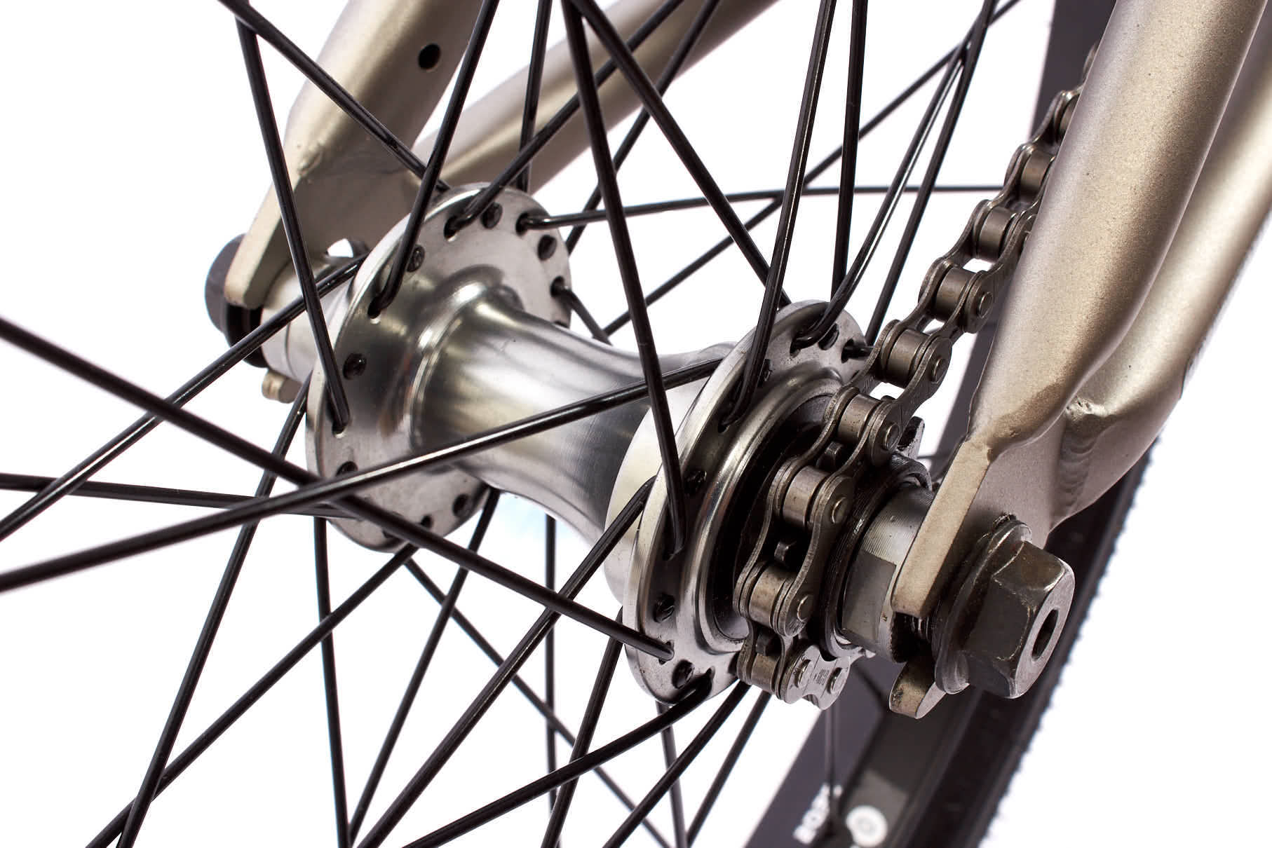 Und als i-Tüpfelchen gibt es hinten noch eine schicke Kassettennabe mit Femaleachsen und einem 9-Zähne-Driver